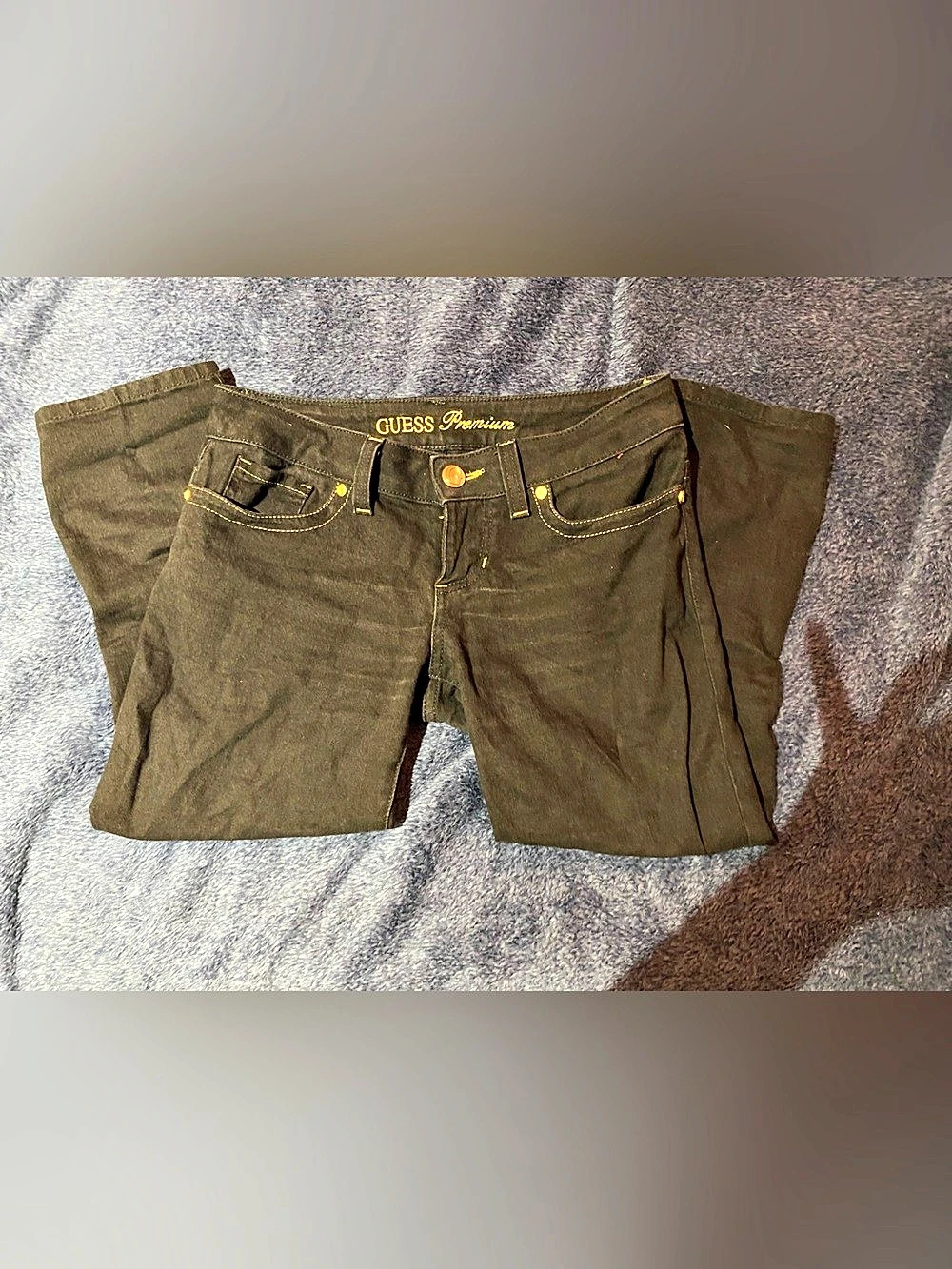 Low rise 2000’s GUESS Premium black and gold capris